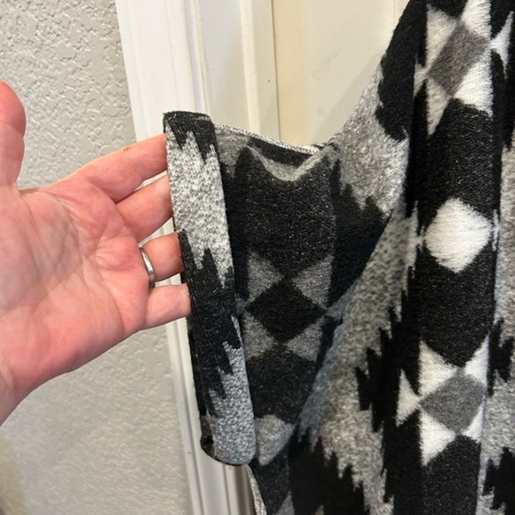 American Eagle Outfitters Aztec Kimono Cardigan Black White M Fringe Southwest - Picture 3 of 7